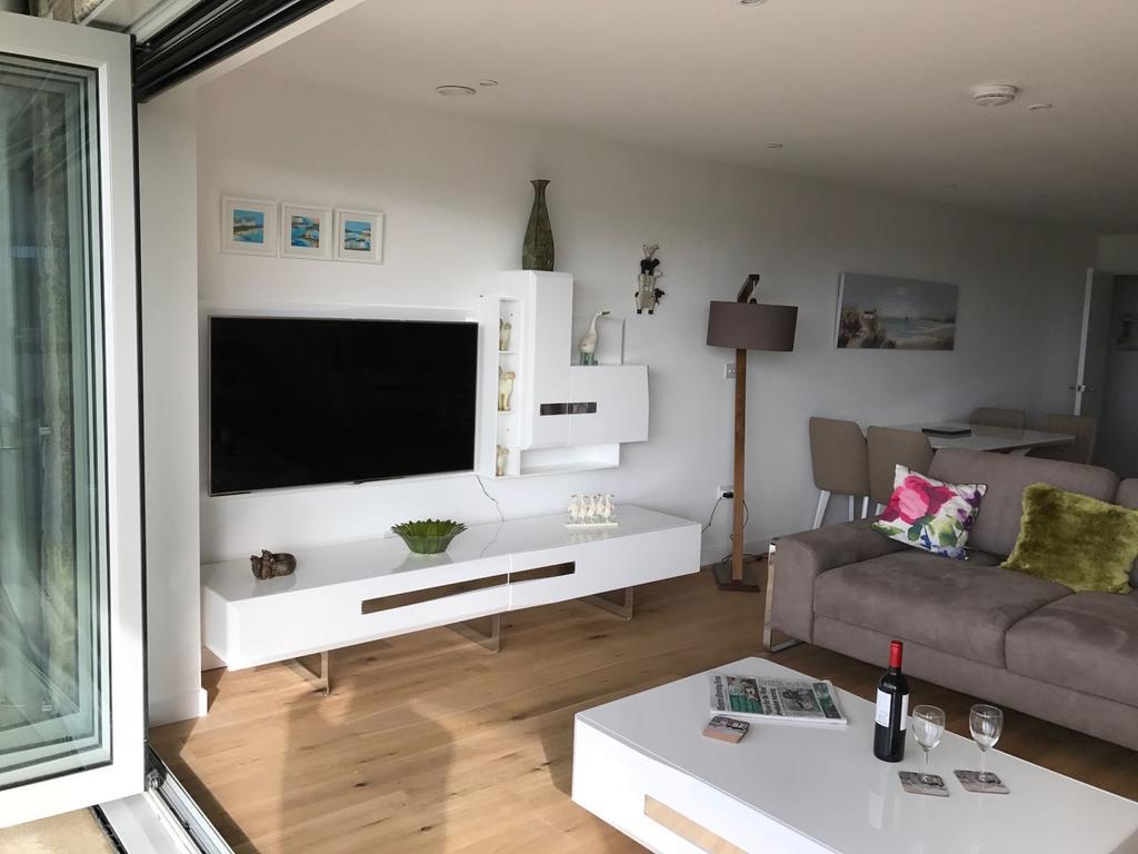 Apartment 21 No1 Lusty Glaze